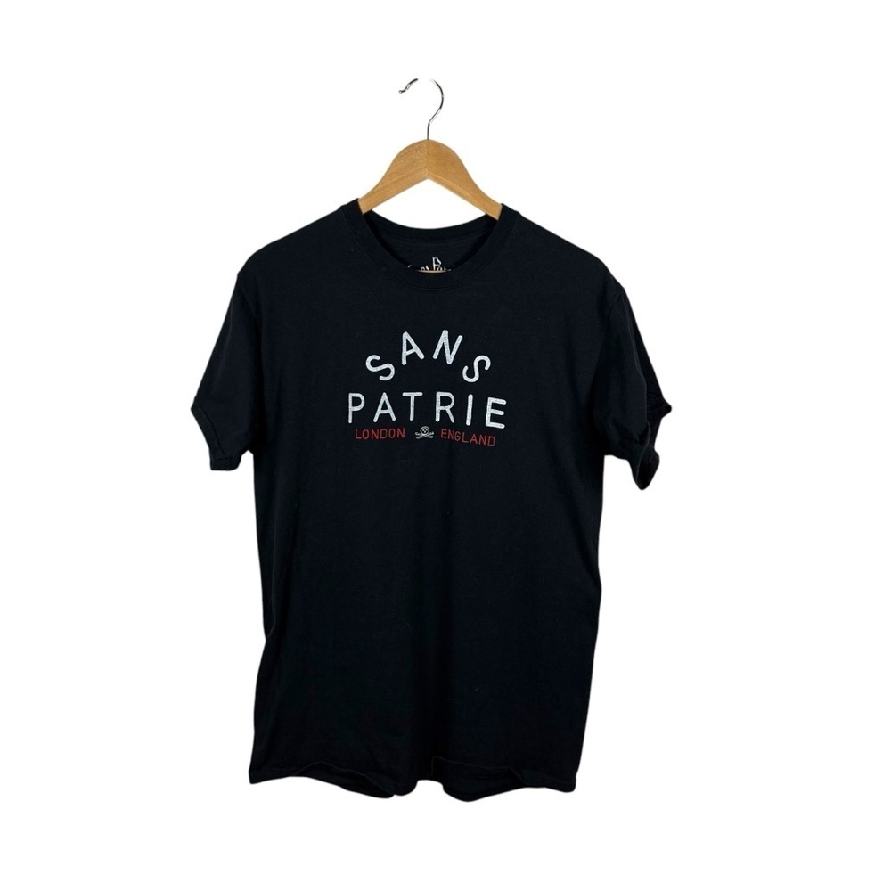 Sans Patrie Men’s Classic Graphic Crewneck Tee in Black/White/Red OS